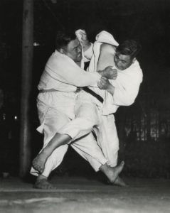 Masahiko Kimura attacked with o soto gari. Teruhisa Hadori defended with kusabi dome. ©The Kodokan Institute